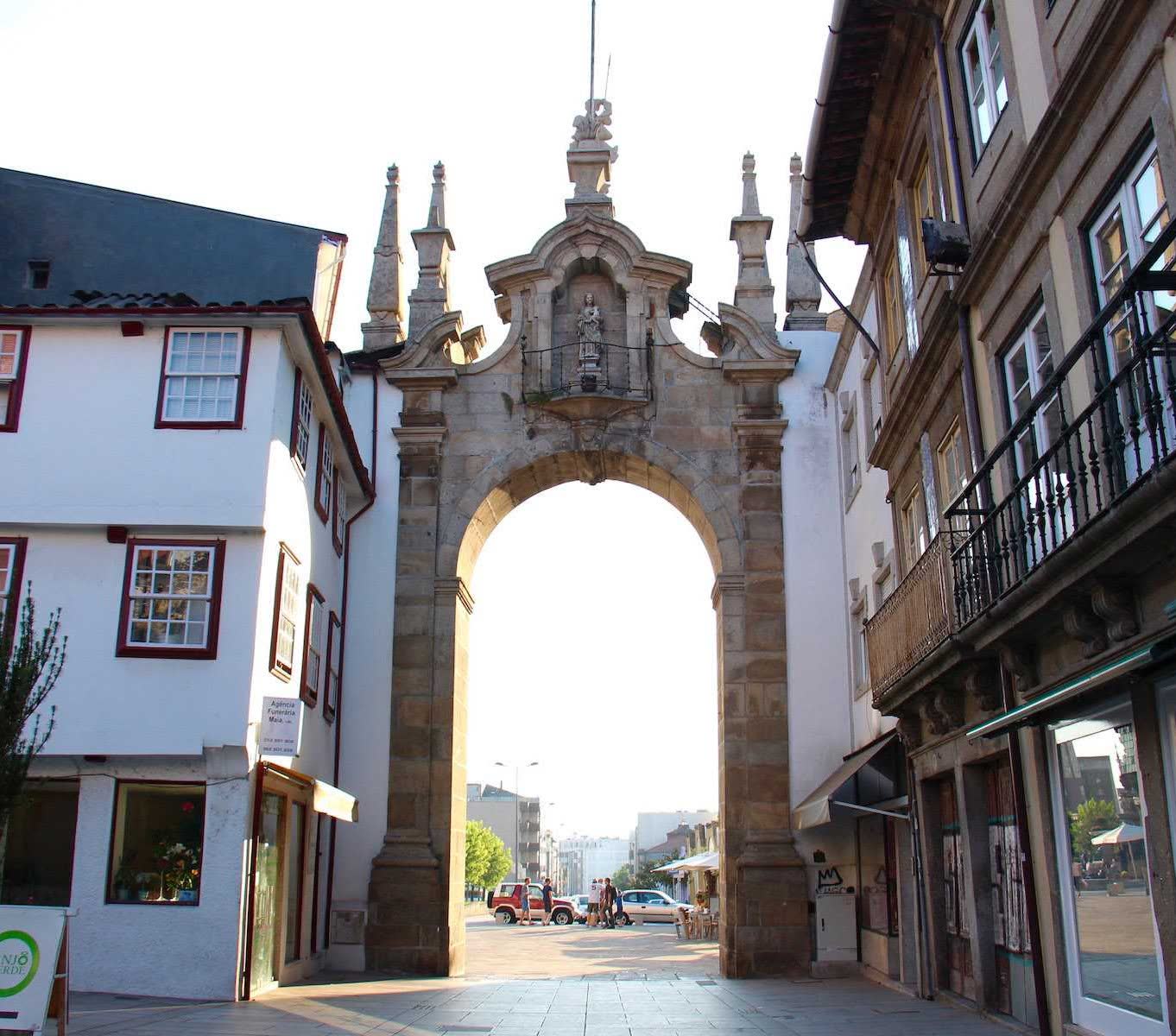 O Arco da Porta Nova visto da esplanada
