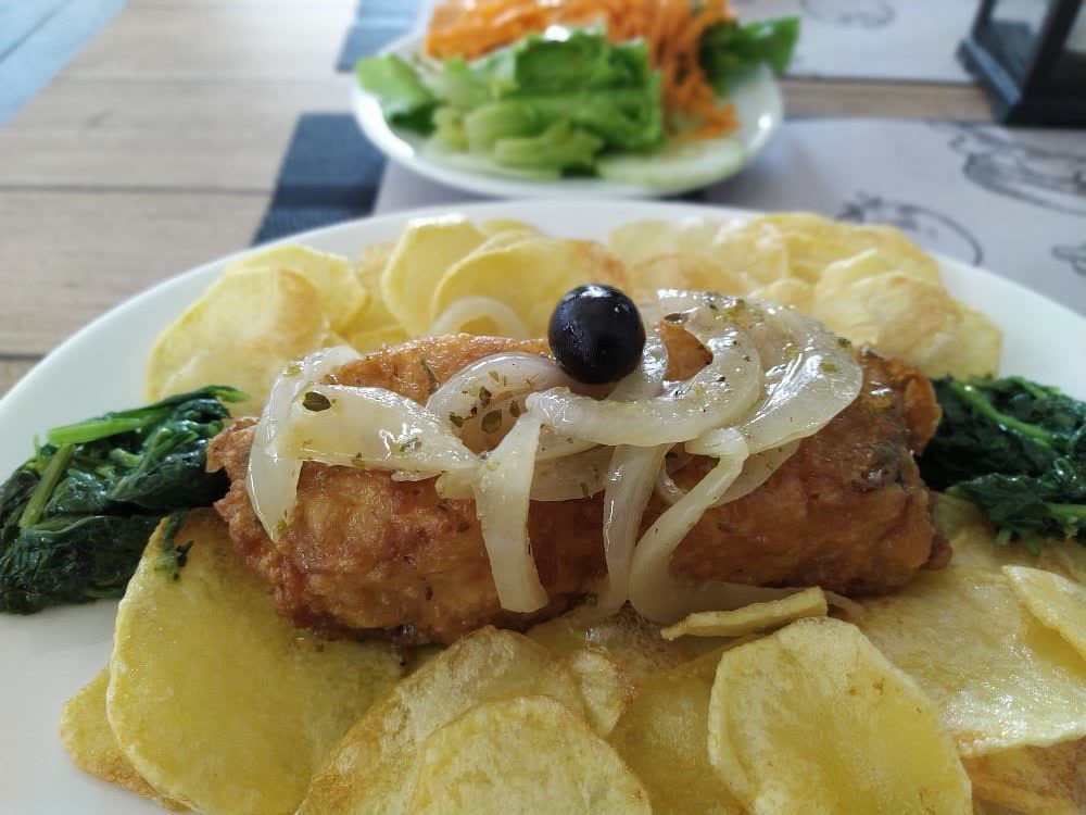 Batata às rodelas à volta do bacalhau