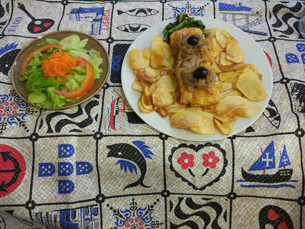 Bacalhau típico de Braga na toalha de azulejo