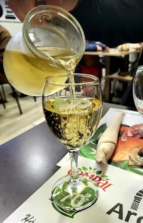 Vinho branco a ser servido no copo