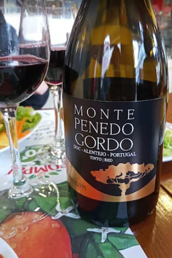 Garrafa de vinho tinto à mesa