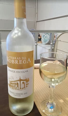 Garrafa de vinho verde com copo
