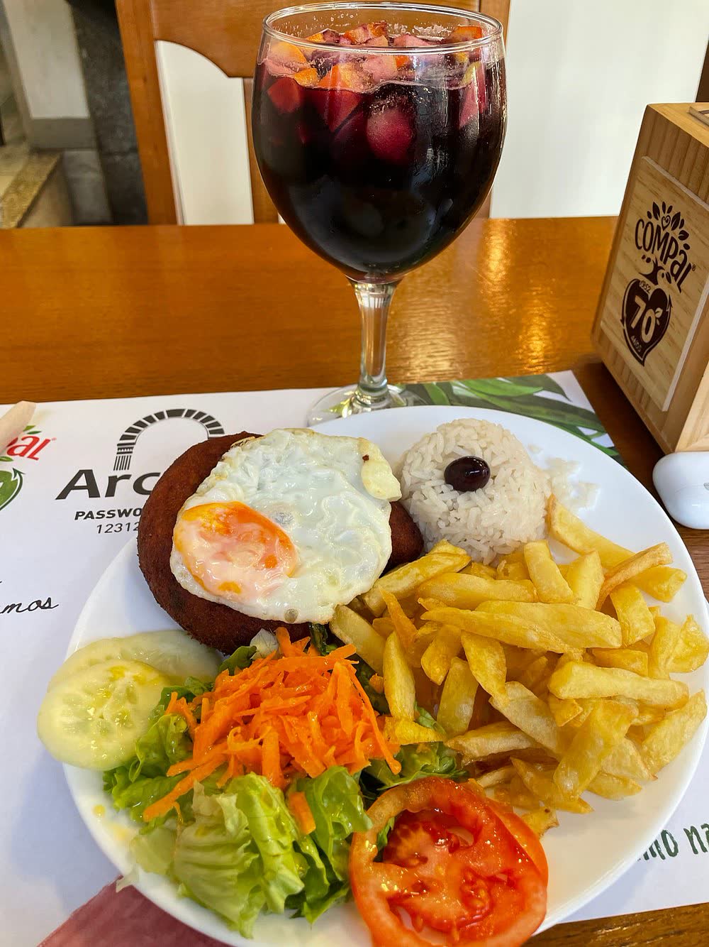 Alheira com ovo estrelado e batata frita