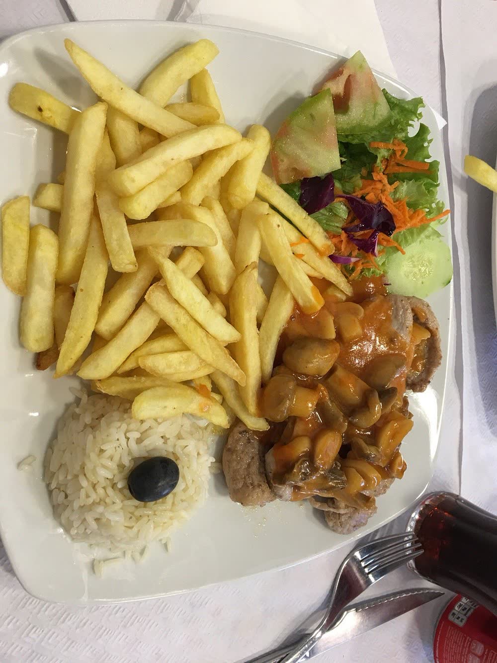 Prato de arroz com cogumelos e batata frita