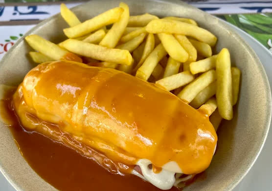 Cachorro especial com queijo derretido e batata