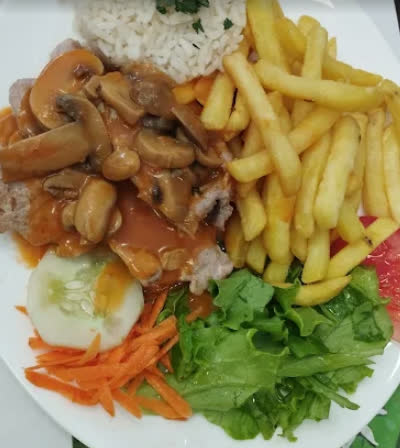 Filetes de porco com cogumelos e batata frita