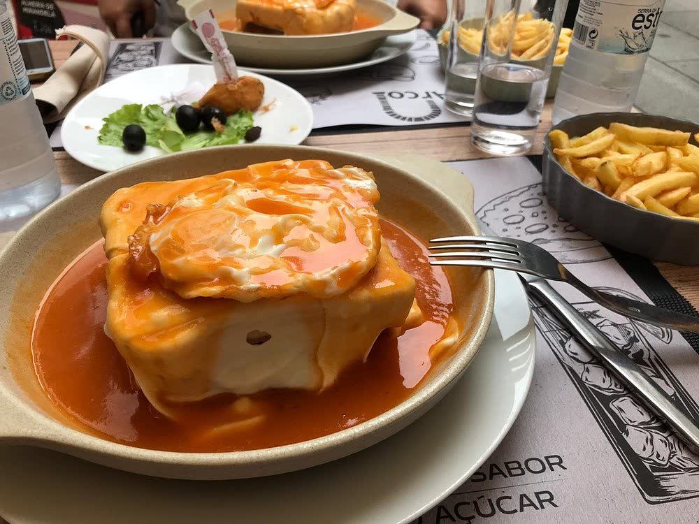 Francesinha especial com molho e batata frita