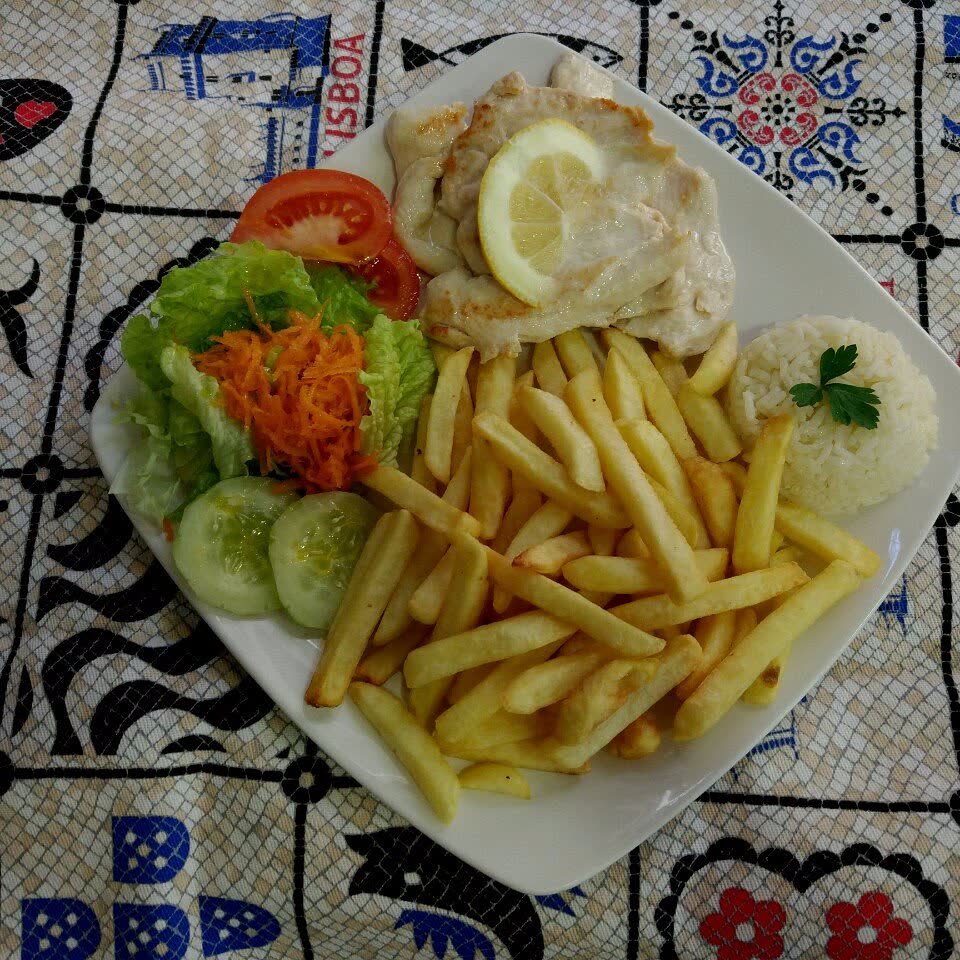 Bife de frango grelhado com arroz e batata
