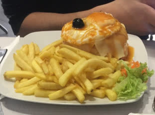Hambúrguer da casa servido ao pão