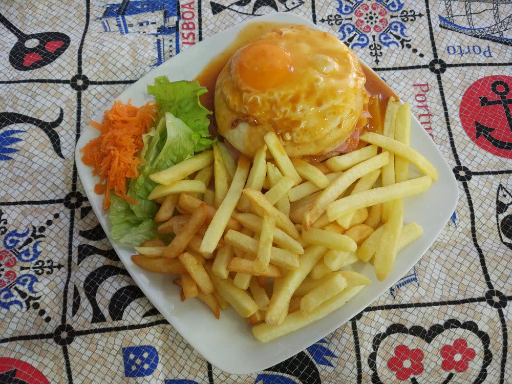 Hambúrguer especial com batata frita e salada