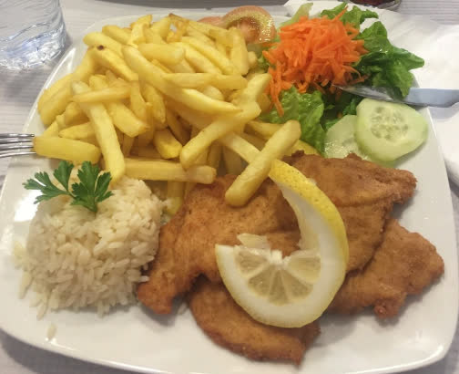 Panados com arroz, batata frita e salada