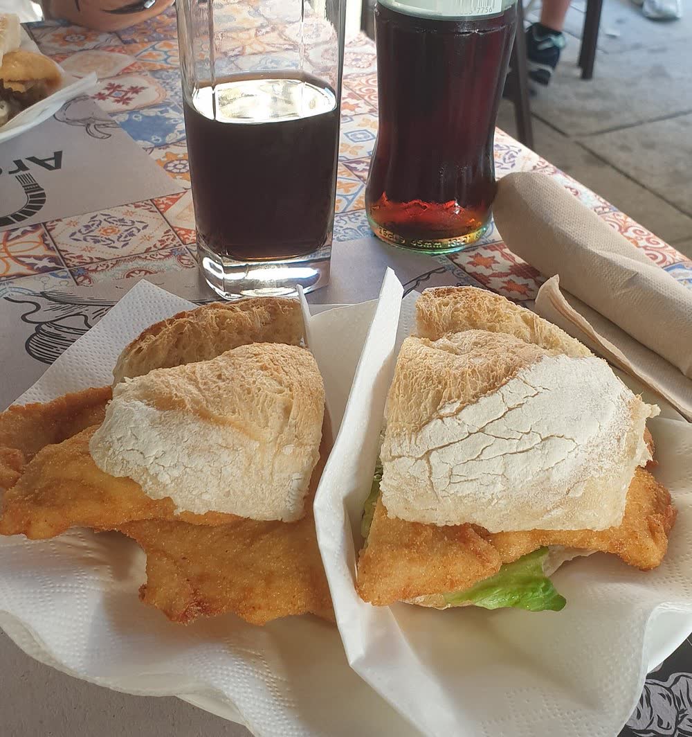 Sandes de panado cortada ao meio