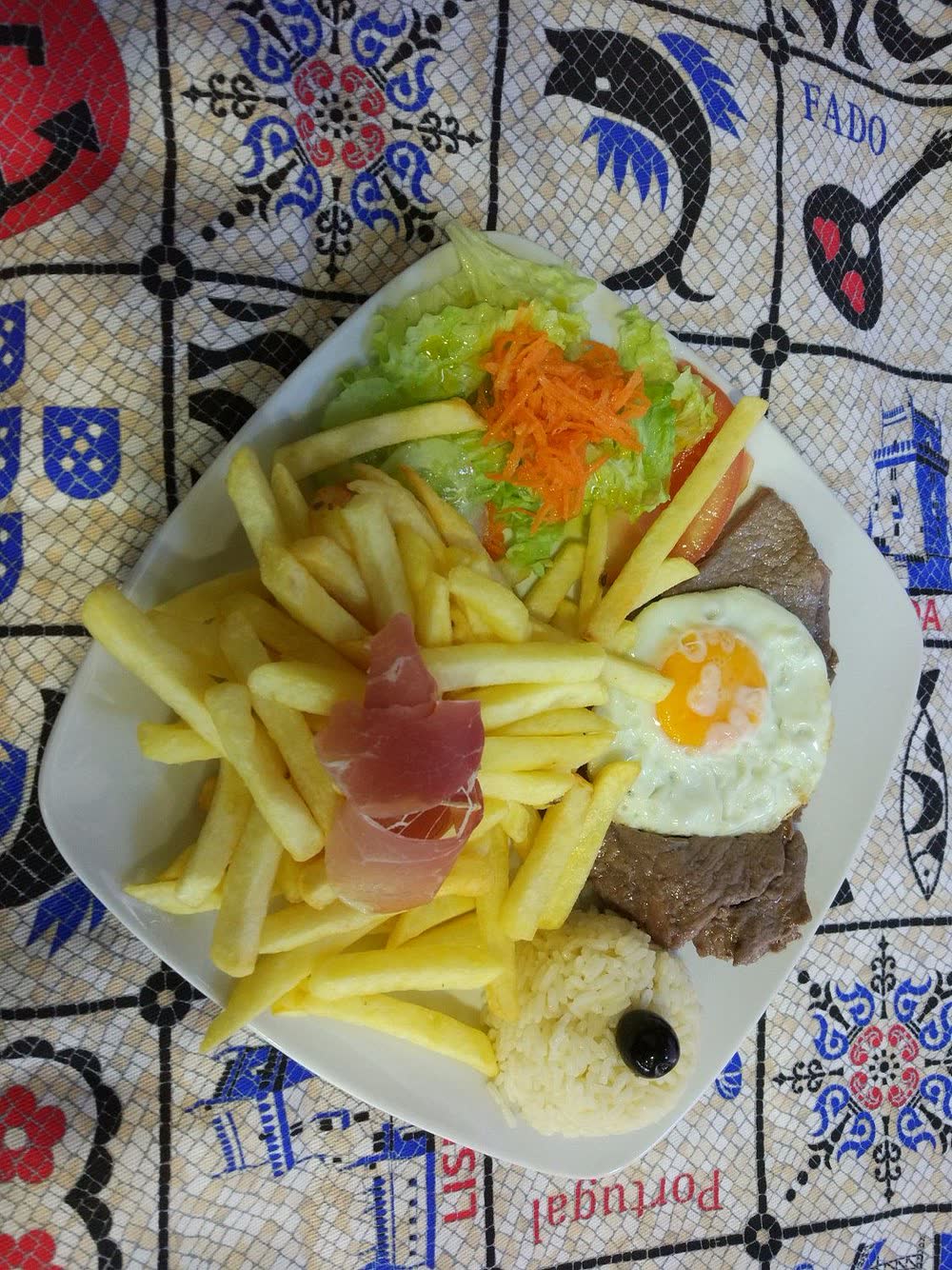 Prego no prato com ovo e batata frita