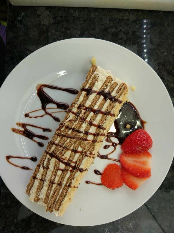 Fatia de bolo de bolacha com morango
