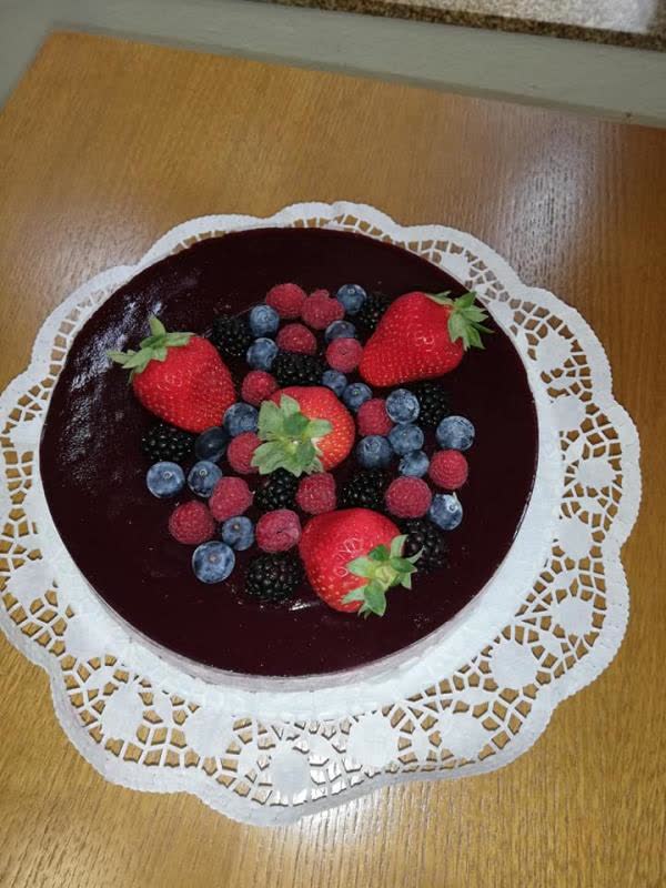 Cheesecake coberto de frutos vermelhos