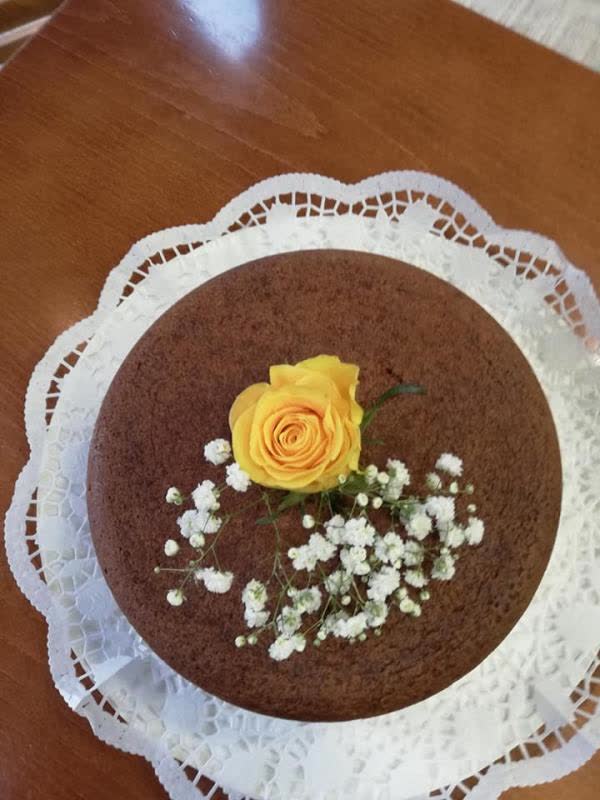 Bolo de chocolate com uma rosa amarela