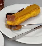 Éclair no prato