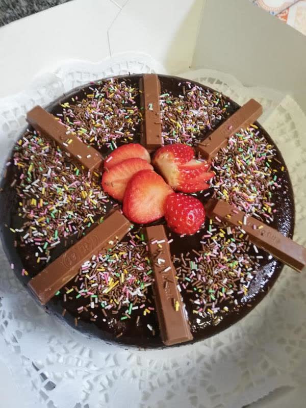Bolo de aniversário decorado com granulado e morangos