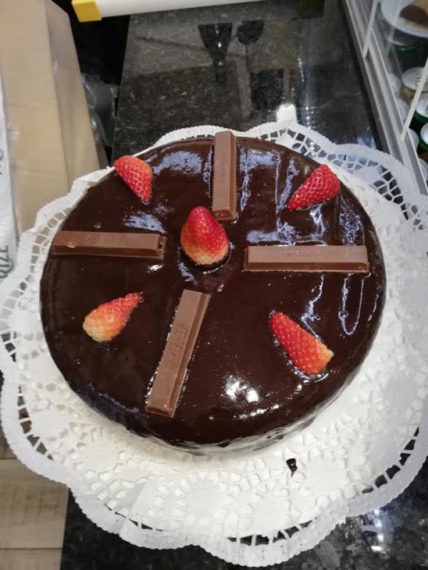 Bolo de chocolate decorado com barras e morangos