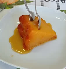 Fatia de pudim com calda