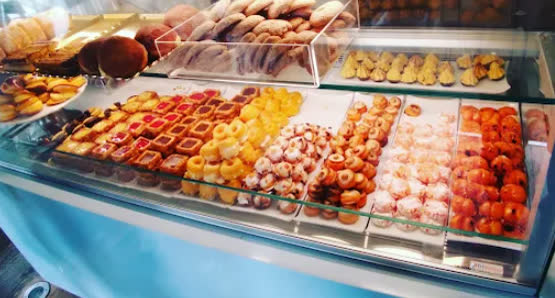Vitrina de doces variados da confeitaria