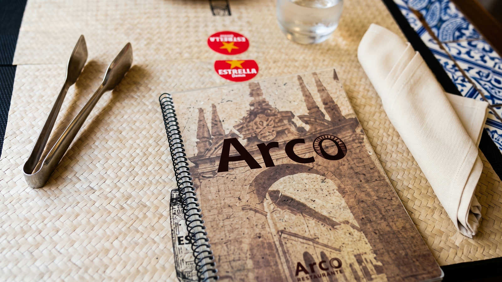 A ementa do Arco pousada na mesa