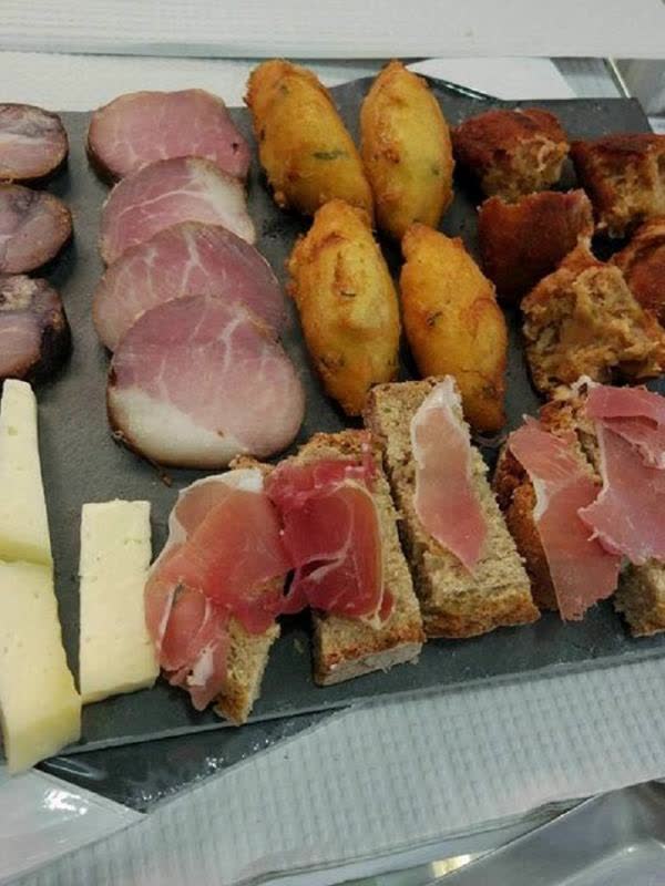 Bolinhos de bacalhau com presunto, broa, salpicão e farinheira