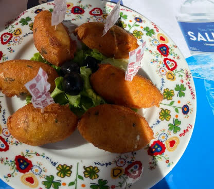 Bolinhos de bacalhau acabados de fritar