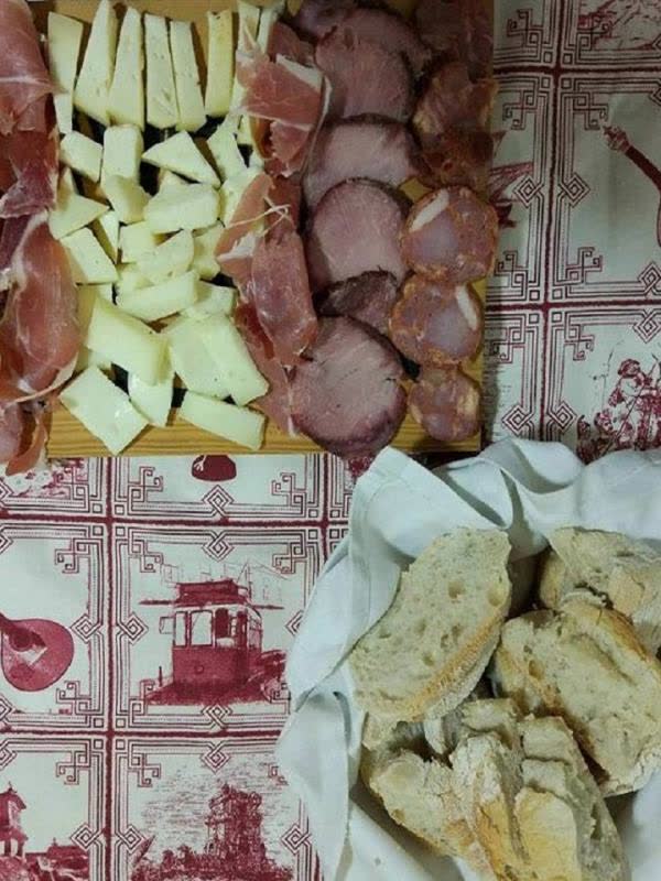 Pão e tábua de chouriço, salpicão, queijo e presunto