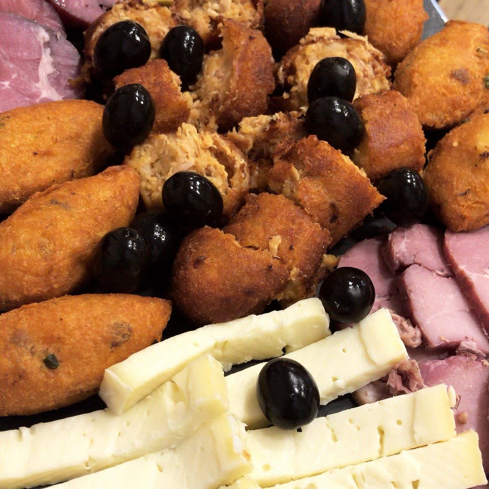 Tábua de entradas com presunto, queijo e bolinhos de bacalhau