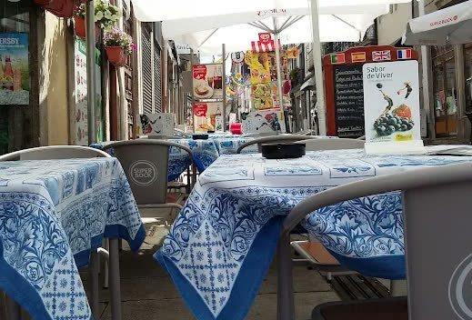 Mesas da esplanada com toalhas de azulejo