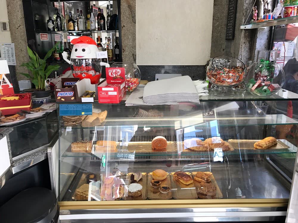 Vitrina da confeitaria com bolos e salgados