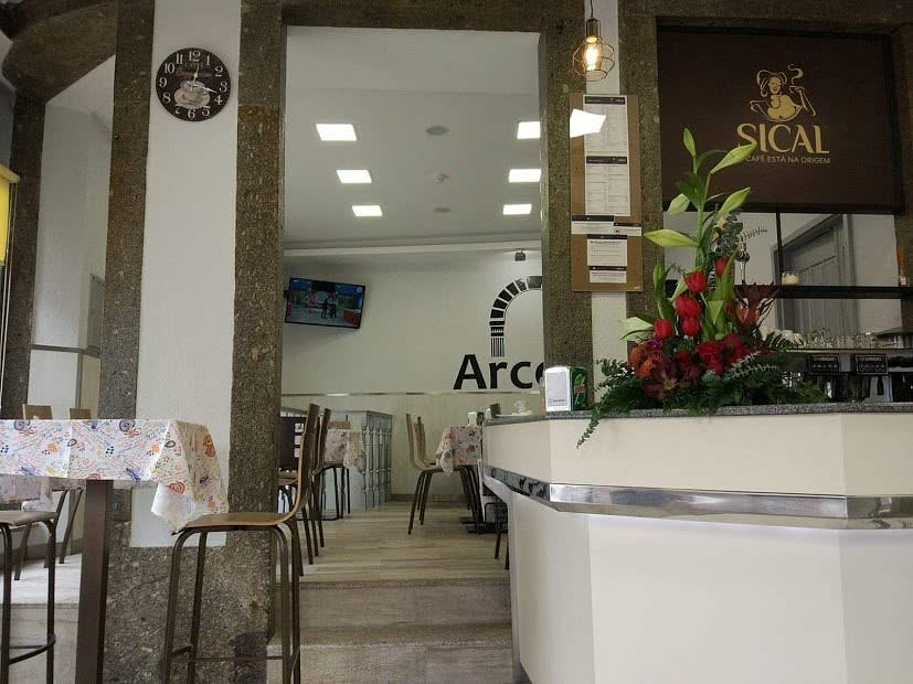 Entrada da sala com o balcão e as mesas ao fundo