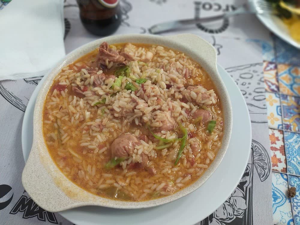Arroz de polvo servido em travessa