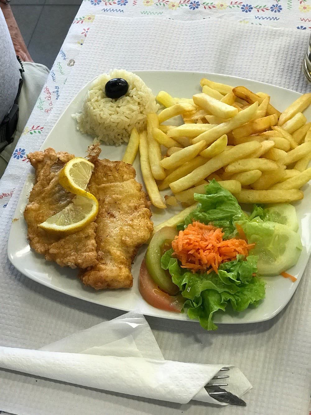 Filetes de pescada com arroz, batata e salada