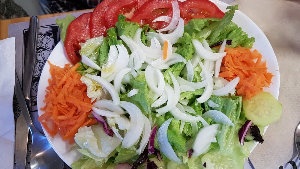 Salada mista de alface, tomate, cebola e cenoura
